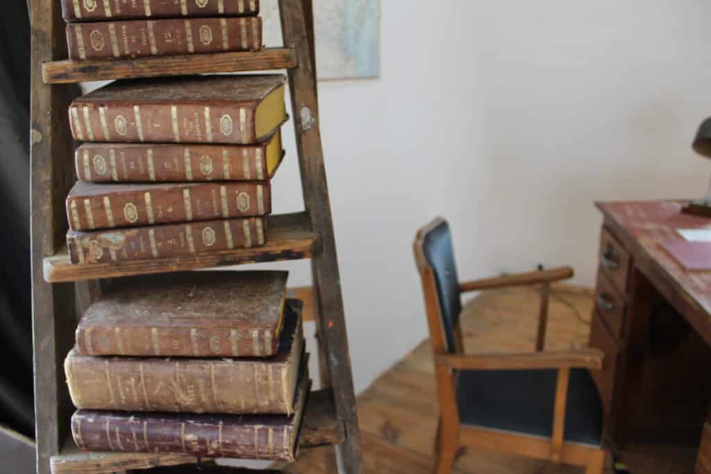 De vieux livres dans le Loft | La Colonie Aubrac